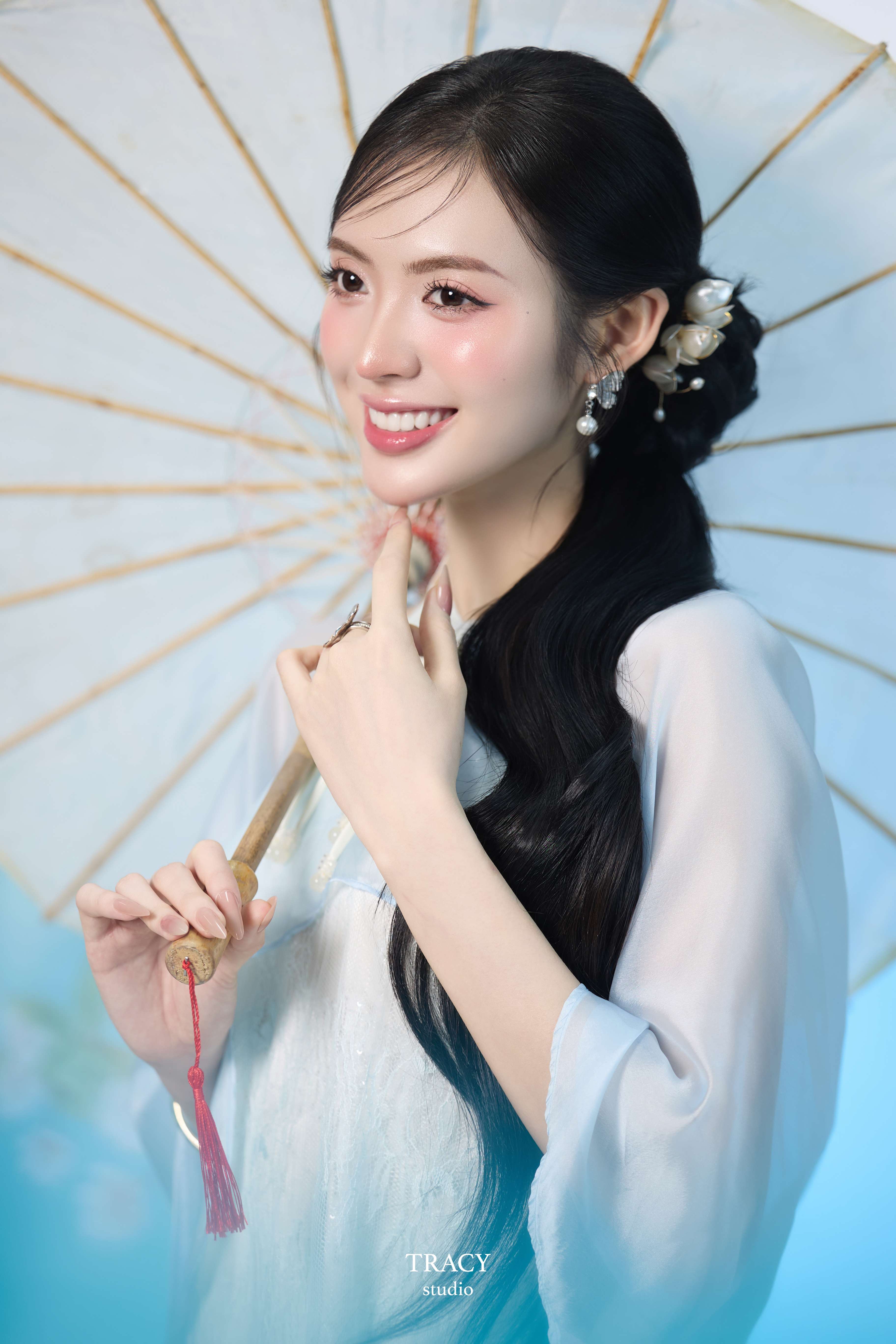 frontend/img/gallery/anh-tet-yem-ao-dai/tracy-studio-chup-concept-yem-thien-thanh (3).jpg